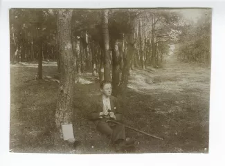 portrait photographique de Christian Beck, assis dans une forêt