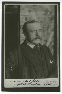 photographie d’un portrait photographique en buste de Jacques-Émile Blanche, dédicacé à André Gide