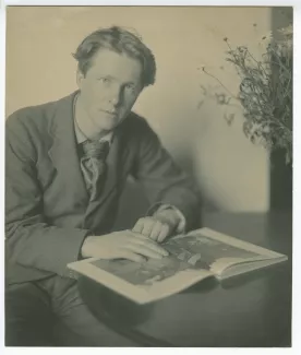 portrait photographique de Rupert Brooke, attablé