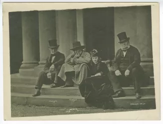 photographie montrant, de gauche à droite, John Carlyle, Thomas Carlyle, Mme Alexander Carlyle, et Provost Swan