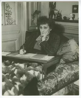 portrait photographique de Colette, assise à son bureau