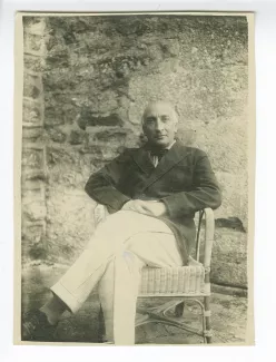 portrait photographique de Jacques Copeau, assis sur un fauteuil, aux décades de Pontigny, août 1929