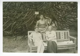 photographie d'Eugène Dabit, debout, Pauline Masereel, assise à droite, et Nina Mjedlova, l'interprète du couple Masereel