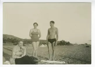 photographie d'Eugène Dabit, debout à droite, Pauline Masereel, assise, et Nina Mjedlova, l'interprète du couple Masereel, sur une plage