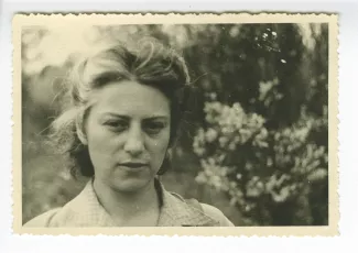 portrait photographique en buste d'Yvonne Davet, secrétaire d'André Gide