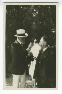 photographie de Paul Desjardins, à gauche, et d'André Spire, aux décades de Pontigny, août 1930