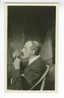 photographie de Charles Du Bos, allumant sa pipe, aux décades de Pontigny