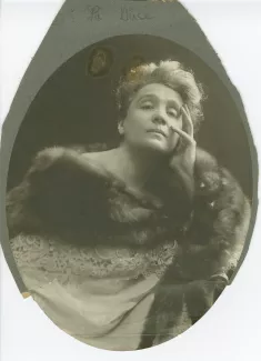 portrait photographique en buste de la comédienne Eleonora Duse, surnommée « La Duse »