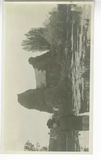 portrait photographique de Lucie Delarue-Mardrus devant un lac