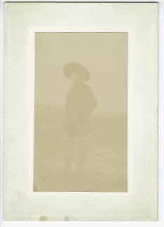 portrait photographique en pied de Lucie Delarue-Mardrus, à la cravache, devant la mer