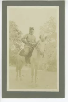 portrait photographique de Lucie Delarue-Mardrus, à cheval