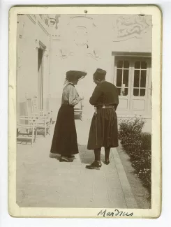 photographie de Lucie Delarue-Mardrus et de son mari le docteur Joseph-Charles Mardrus, habillé en zouave