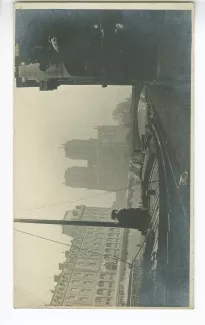 photographie de Lucie Delarue-Mardrus sur une péniche, en face de Notre-Dame de Paris