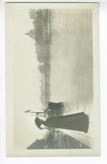 photographie de Lucie Delarue-Mardrus, sur un quai de la Seine