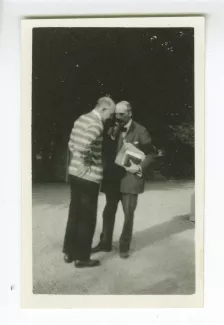 photographie de Charles Du Bos, à droite, et Jean Schlumberger, aux décades de Pontigny