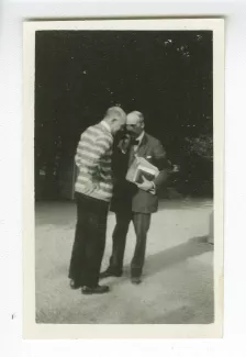 photographie de Charles Du Bos, à droite, et Jean Schlumberger, aux décades de Pontigny