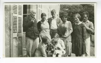 photographie de groupe montrant, debout de gauche à droite, Jacques Copeau, Marie-Hélène Dasté, Pascal Copeau, Élisabeth Van Rysselberghe, Edwige Copeau et Jean Dasté, derrière Agnès Copeau, accroupie, et Catherine Gide assise avec la petite Catherine Das