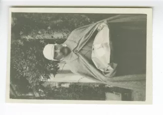 photographie de Charles Du Bos portant un paquet, aux décades de Pontigny, août 1925