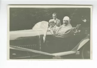 photographie montrant Charles Du Bos, assis à droite, et Ramon Fernandez, dans la Bugatti de celui-ci, avec Blaise Desjardins derrière, aux décades de Pontigny, août 1925