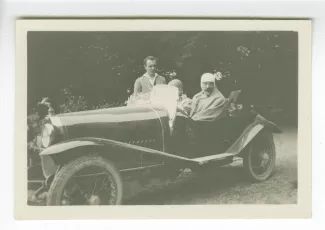 photographie montrant Charles Du Bos, assis à droite, et Ramon Fernandez, dans la Bugatti de celui-ci, avec Blaise Desjardins derrière, aux décades de Pontigny, août 1925