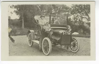 photographie de Jacques Flé, le fils de Georges et Laure Flé, adolescent, au volant de la première automobile de la famille, avec un chien