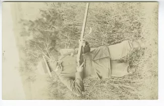 portrait photographique de Jacques Flé, le fils de Georges et Laure Flé, portant un fusil de chasse