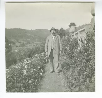 photographie d'Octave Van Rysselberghe, dans le jardin de la villa de Saint-Clair