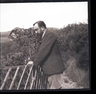 photographie de Georges Flé, de profil, dans le jardin de sa propriété la villa Robinson, août 1906