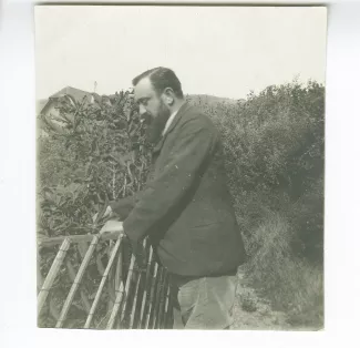 photographie de Georges Flé, de profil, dans le jardin de sa propriété la villa Robinson, août 1906