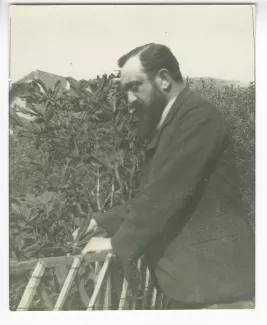 photographie de Georges Flé, de profil, dans le jardin de sa propriété la villa Robinson, août 1906