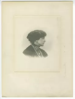 portrait photographique en buste de Laure Flé, de profil