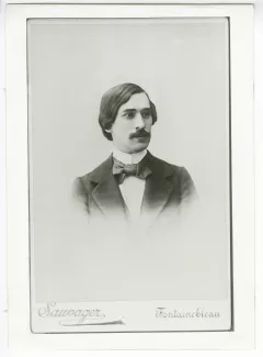photographie d’un portrait photographique en buste de Paul Fort