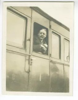 photographie d'Edmund Gosse, à la fenêtre d’un wagon, en gare de Pontigny, septembre 1912