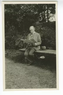 portrait photographique d'Edmund Gosse dans les jardins de La Malmaison près de Paris, le 3 mai 1928, quelques jours avant sa mort