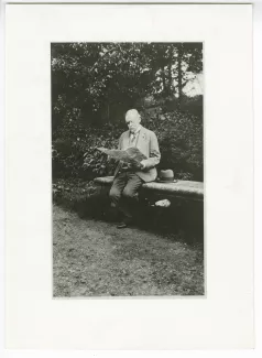 portrait photographique d'Edmund Gosse dans les jardins de La Malmaison près de Paris, le 3 mai 1928, quelques jours avant sa mort