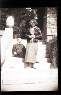 photographie de Bernard Groethuysen et sa compagne Alix Guillain, sur les escaliers de la villa Malbuisson, propriété des Mayrisch