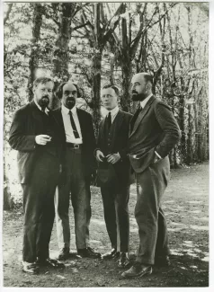 photographie montrant, de gauche à droite, Bernard Groethuysen, Nicolas Berdiaev, Alexandre Koyré et le prince Dmitri Petrovitch Mirsky, aux décades de Pontigny, août 1927