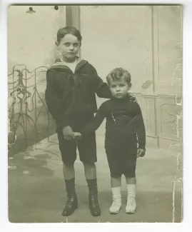 portrait photographique en pied de Pierre Herbart enfant, à droite, et son frère Léon Herbart