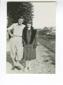 photographie de Pierre Herbart et sa mère Eugénie Herbart, au bord d'un canal, septembre 1931