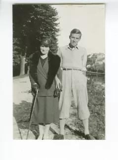 photographie de Pierre Herbart et sa mère Eugénie Herbart, au bord d'un canal, septembre 1931