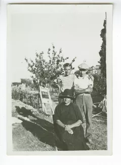 photographie montrant, debout de gauche à droite, Pierre Herbart et Marius Gourdan, et Mme Gourdan, assise