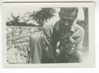 photographie de Pierre Herbart, tenant des chats noirs, à la villa Le Pin (Saint-Clair)