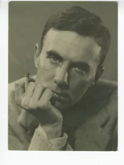 portrait photographique en gros plan de Pierre Herbart, de face