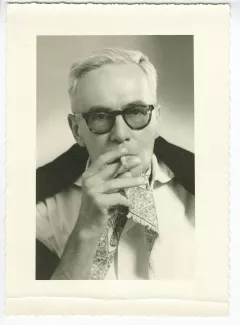 portrait photographique en buste de Pierre Herbart, de face, fumant, août 1964