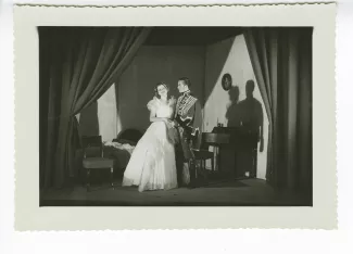 photographie de scène de la pièce Le Chandelier d'Alfred de Musset, avec Claude Francis à gauche, compagnie L'Illusion, août 1939