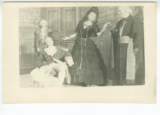 photographie de scène de la pièce Le Carrosse du Saint-Sacrement de Prosper Mérimée, avec Claude Francis, deuxième à droite, casino municipal de Nice, 23 novembre 1941