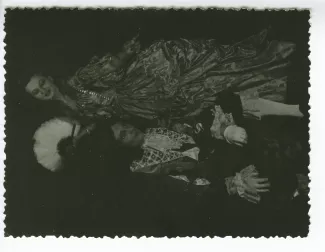 photographie de scène du Misanthrope de Molière (acte IV), avec Claude Francis à droite, dans le rôle de Célimène, Petit Théâtre, 22 février 1942