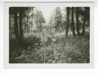 photographie de Claude Francis, dans un parc ou une forêt (parc des Champs-de-Bataille ?), 6 juillet 1949