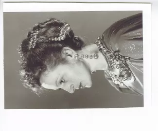 portrait photographique en buste de Claude Francis, de profil en costume pour Phèdre, dans le rôle-titre, compagnie du Théâtre de la Grande Hermine