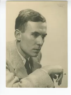 portrait photographique de Pierre Herbart, de ¾ profil fond clair cigarette à la main droite